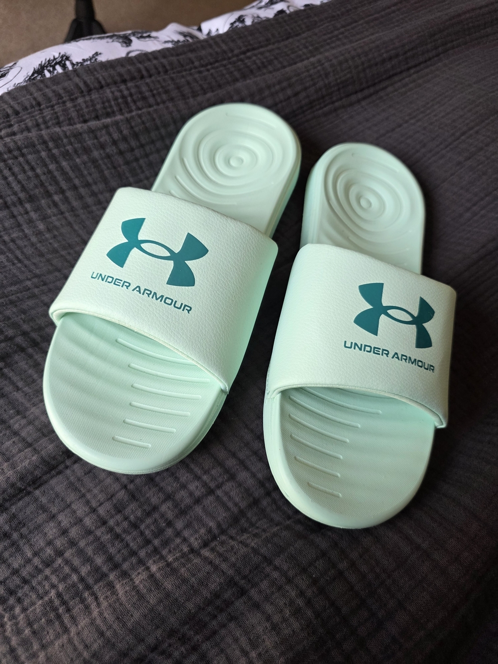 Under Armour Mint Green Slide Sandals Size 10 New Summer Athleisure - Picture 1 of 3